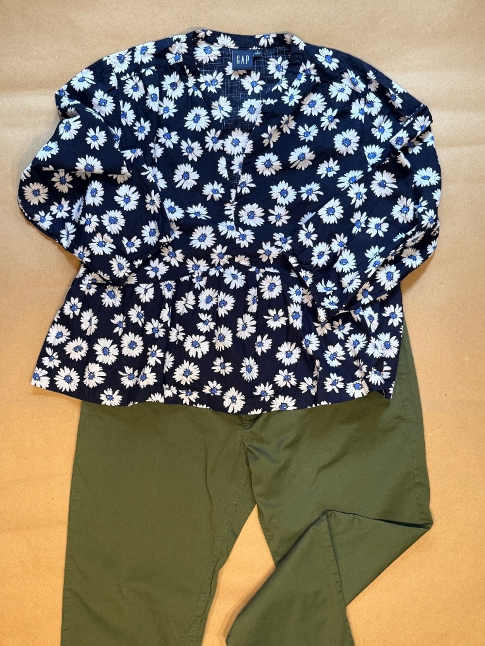 GAP Peplum Daisy V-Neck Popover L